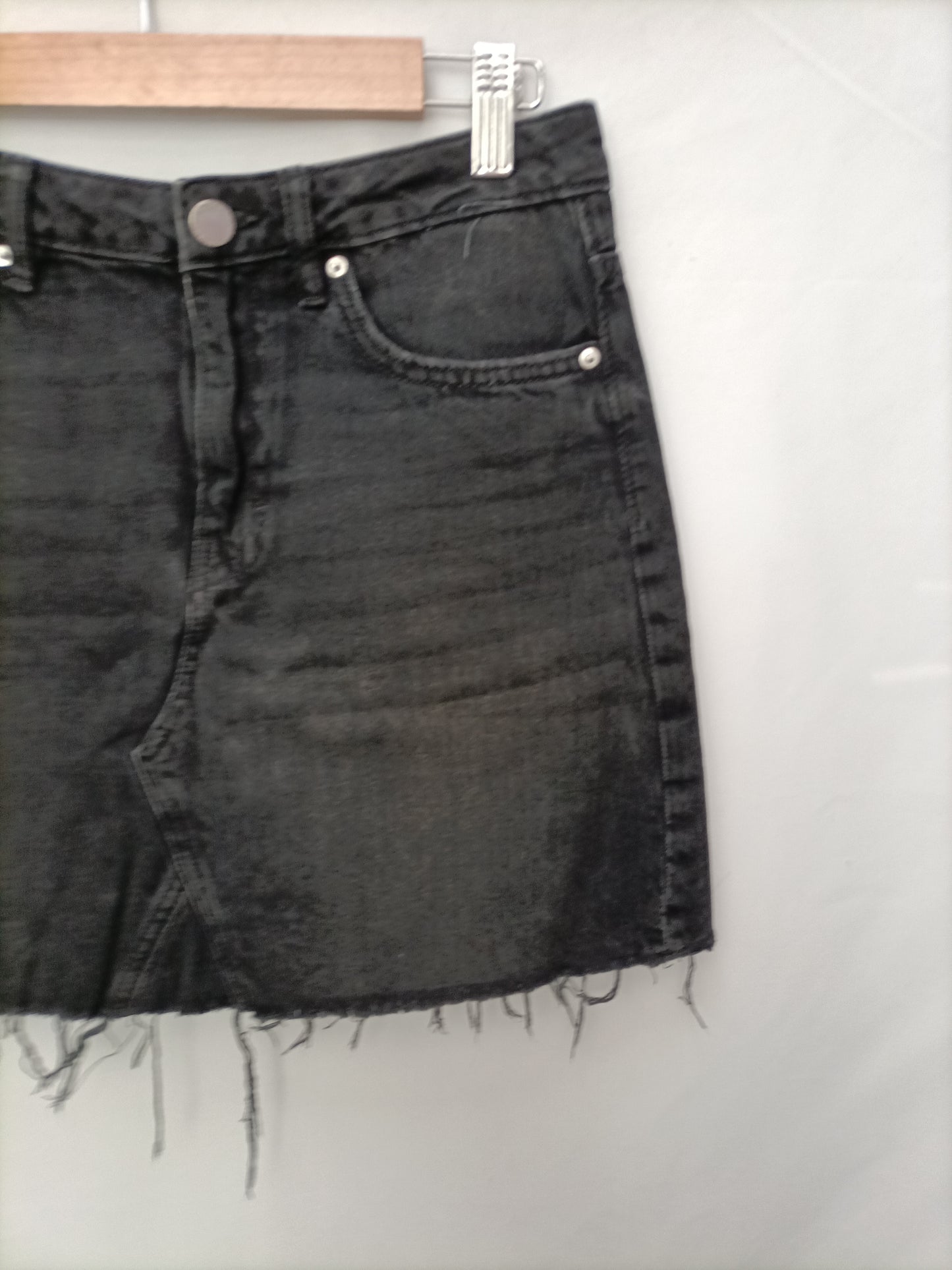 H&M. Falda denim negra T.36