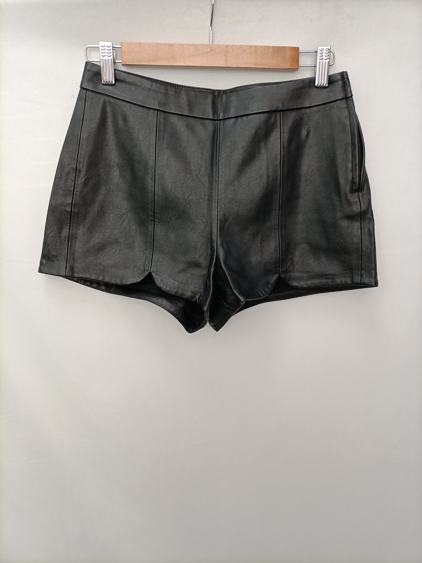 H&amp;M. Faux leather shorts S.36