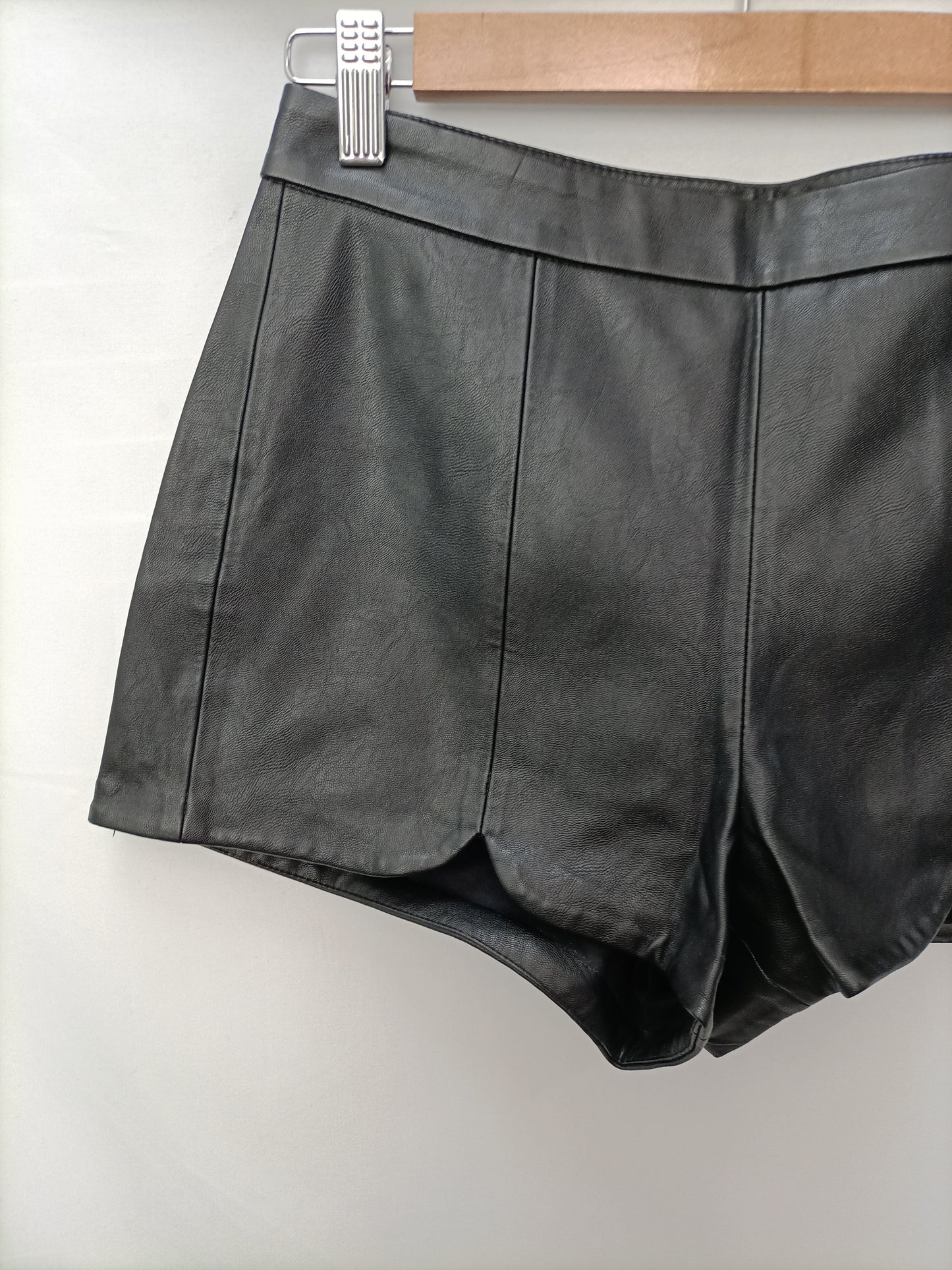 H&amp;M. Faux leather shorts S.36