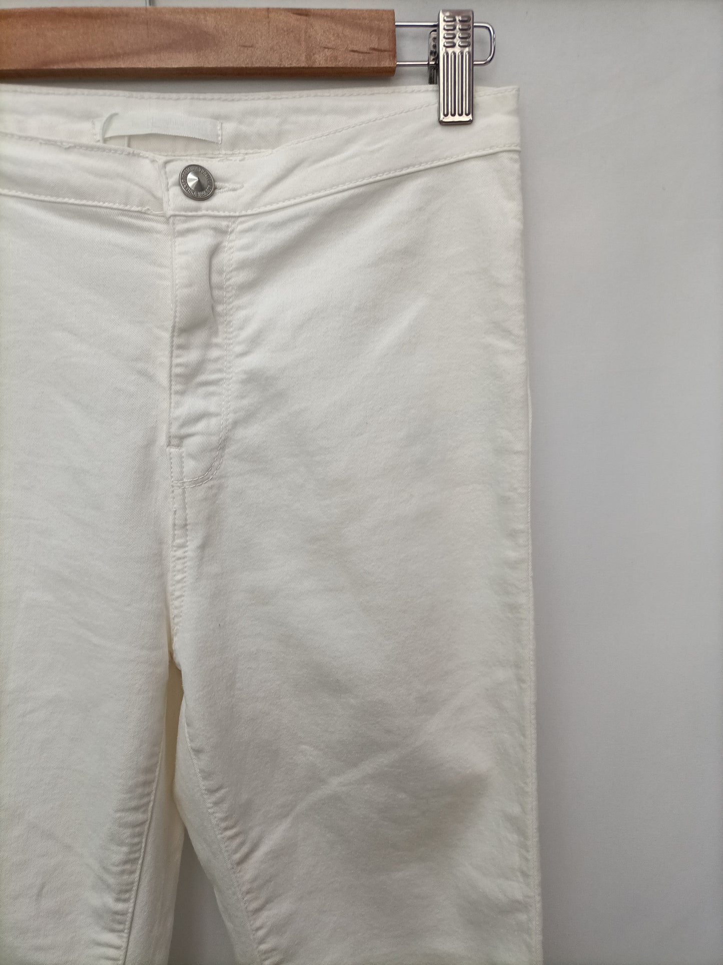 BERSHKA. White denim leggings T.40