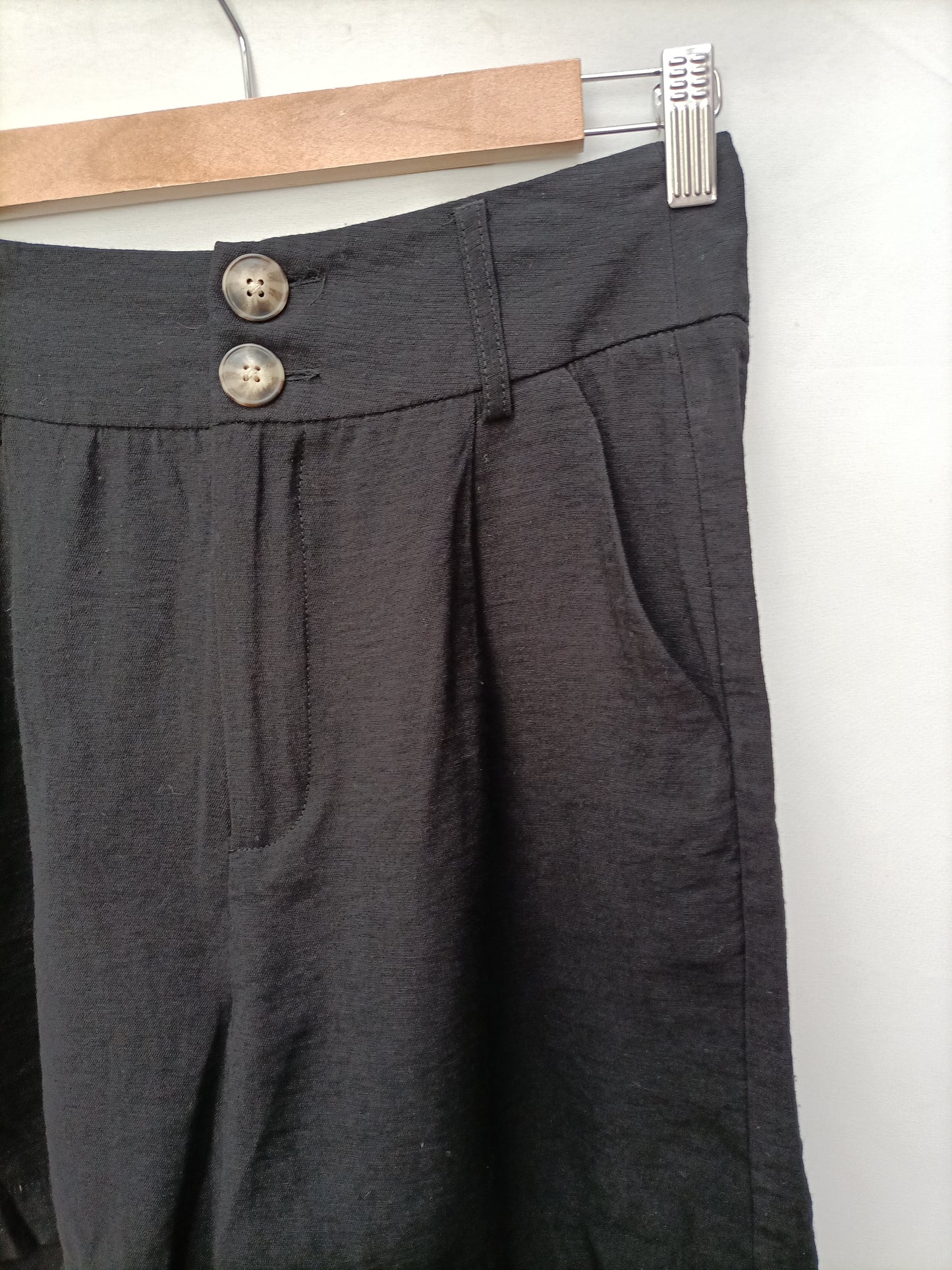 STRADIVARIUS. Bermuda negra fluida T.36