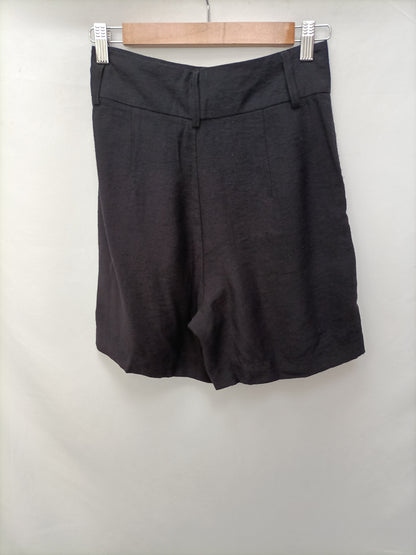 STRADIVARIUS. Bermuda negra fluida T.36