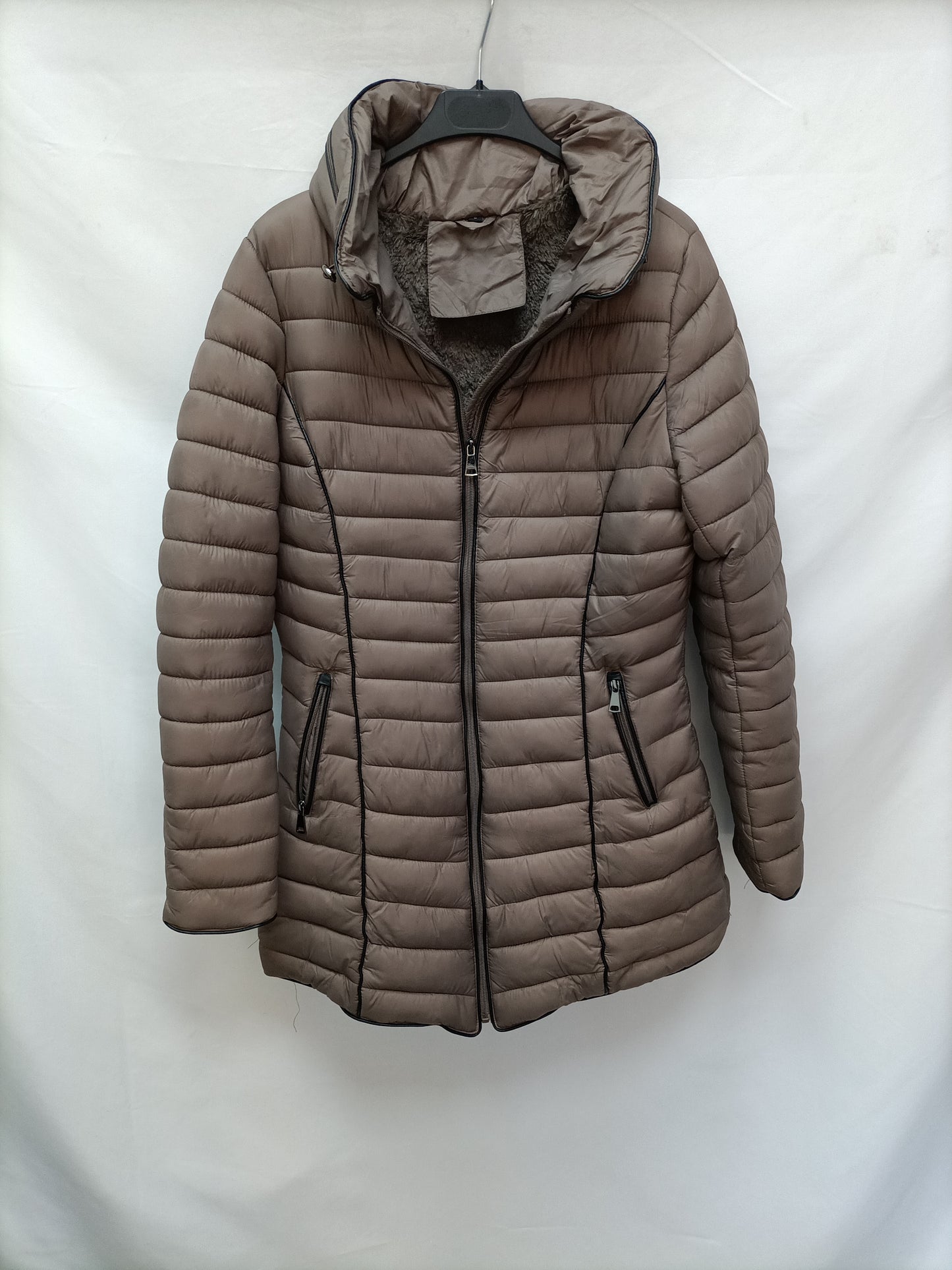 OTRAS. Plumas marrón ligero T.L