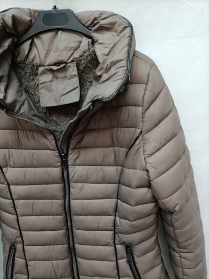 OTRAS. Plumas marrón ligero T.L