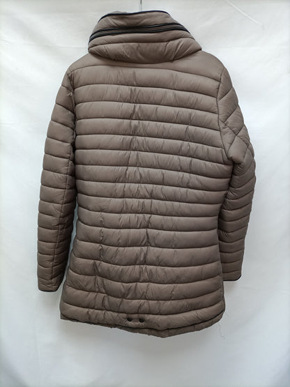 OTRAS. Plumas marrón ligero T.L