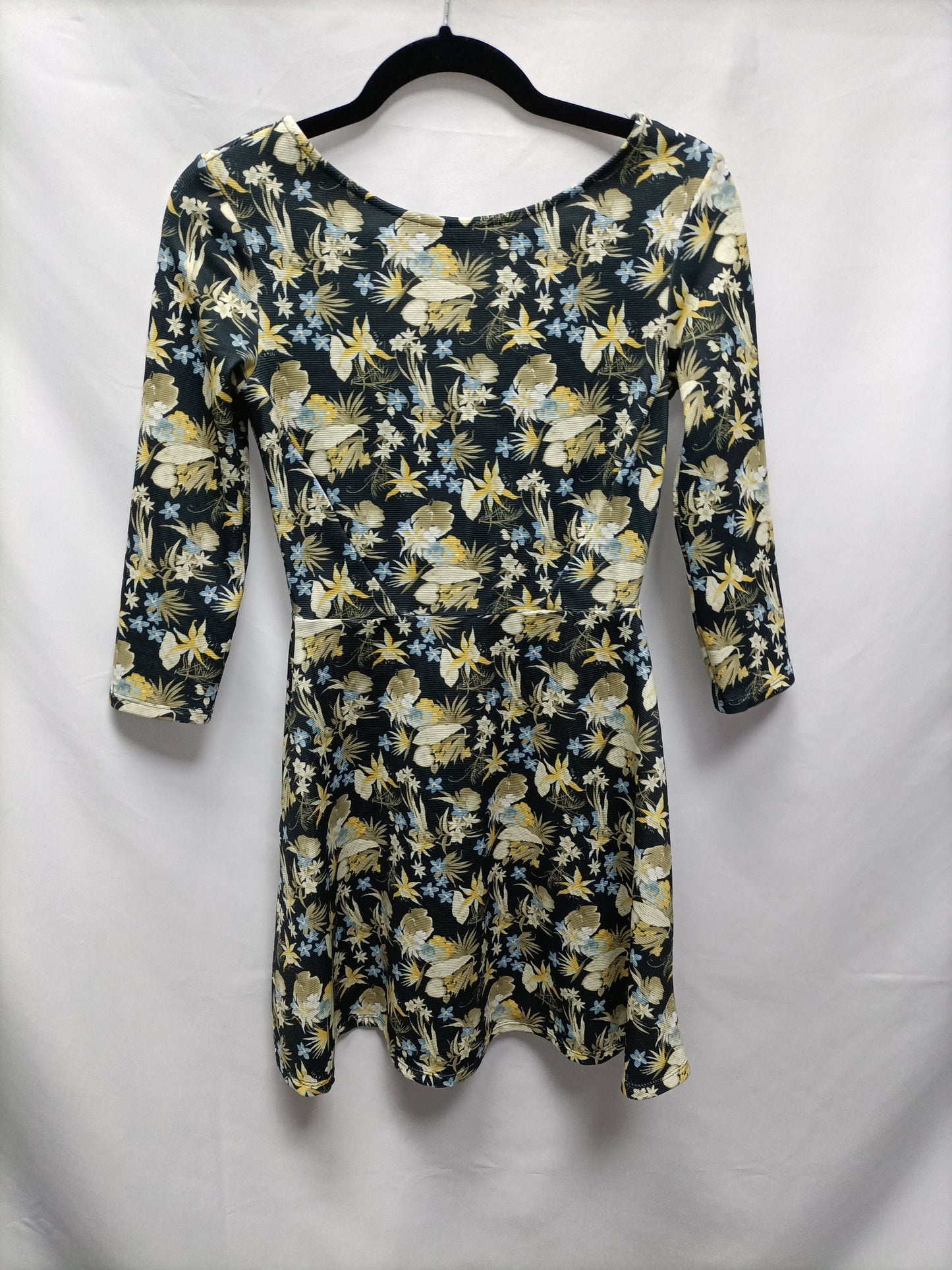 BERSHKA. Vestido verde flores T.m