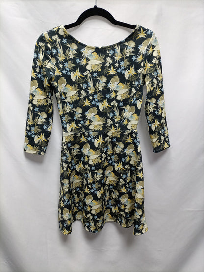 BERSHKA. Vestido verde flores T.m