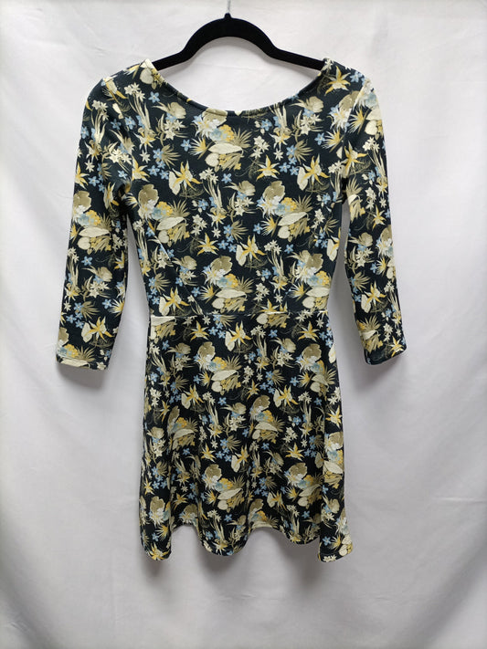 BERSHKA. Vestido verde flores T.m