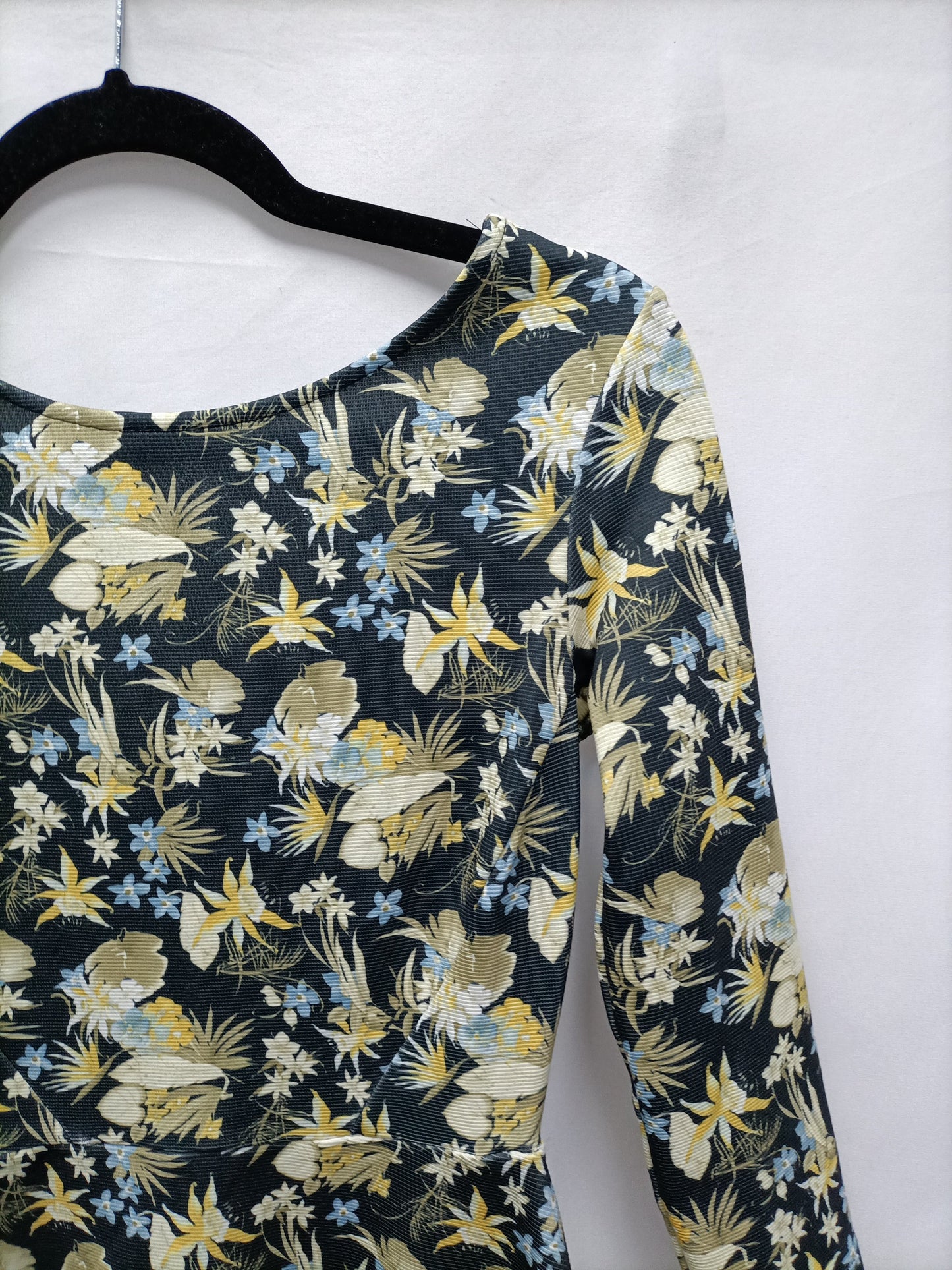 BERSHKA. Vestido verde flores T.m