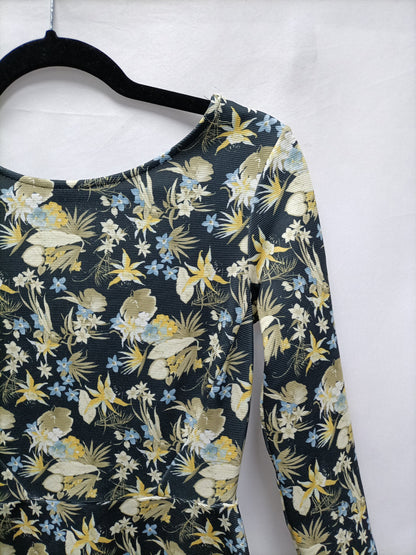 BERSHKA. Vestido verde flores T.m
