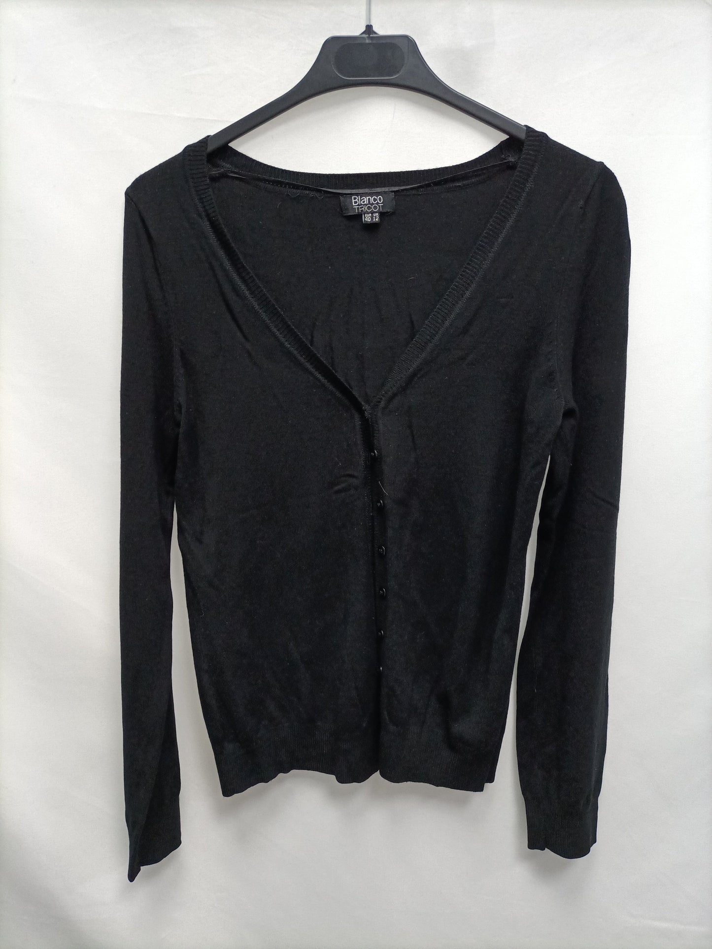 WHITE. Basic black cardigan T.40