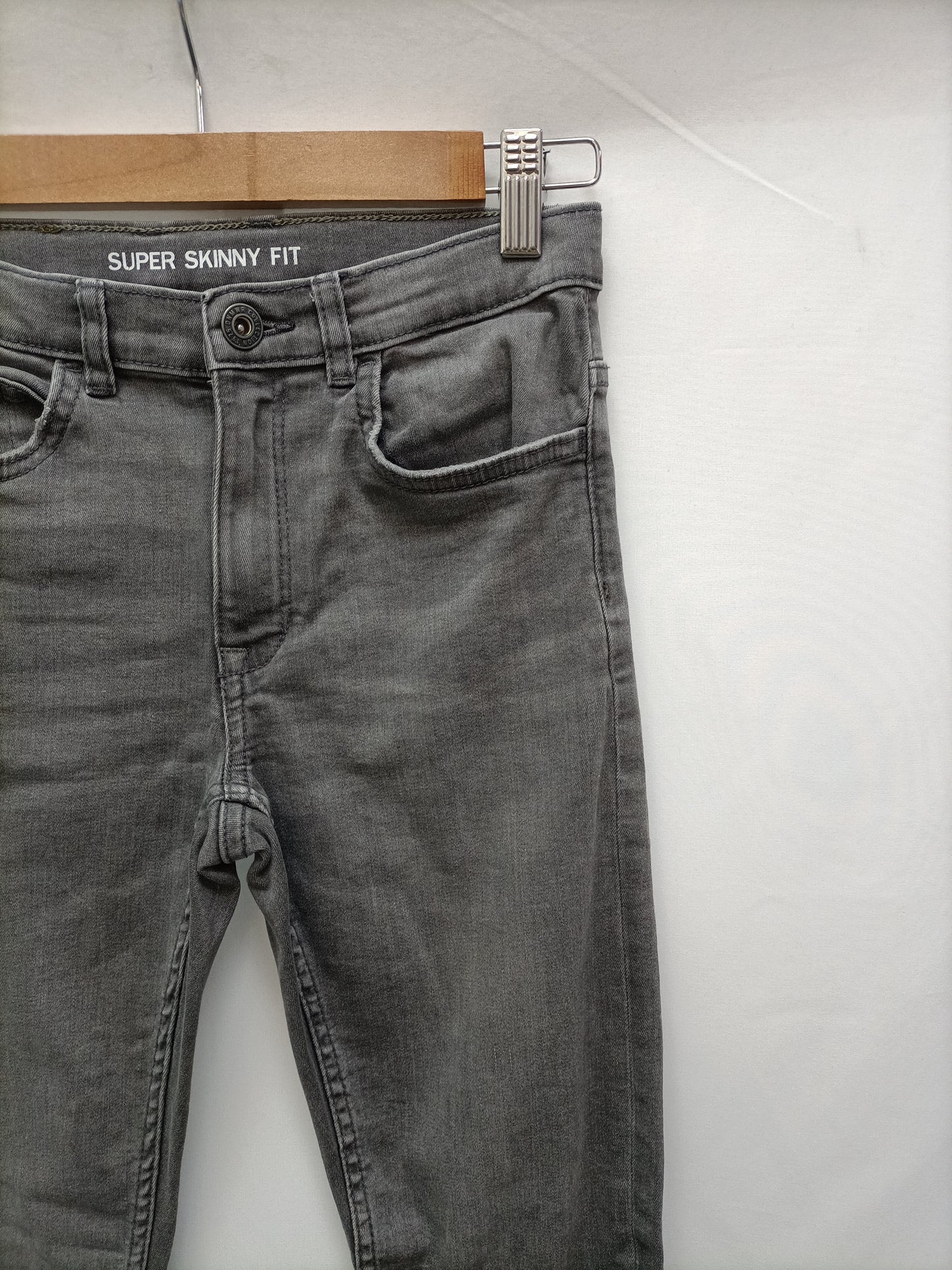 ZARA. Pantalón gris pitillo T.11/12