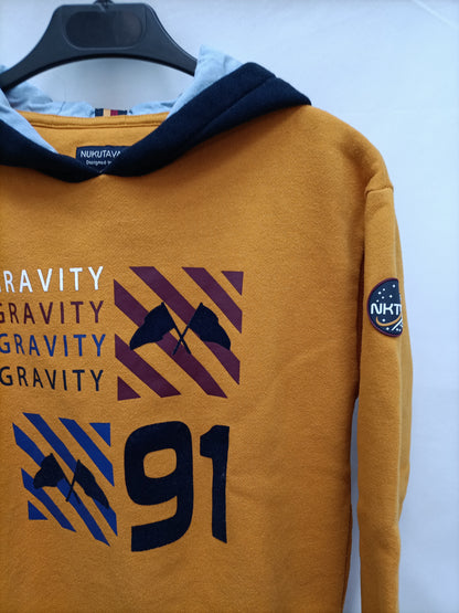 NUKUTAVAKE. Sudadera mostaza letras  T.12