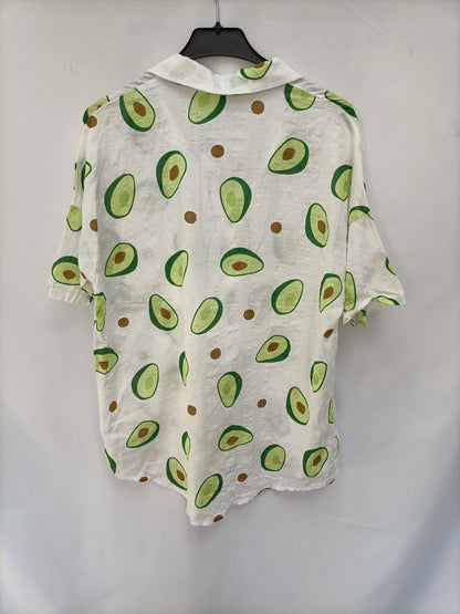 E.I.O. LONDON. Camisa blanca aguacates T.l