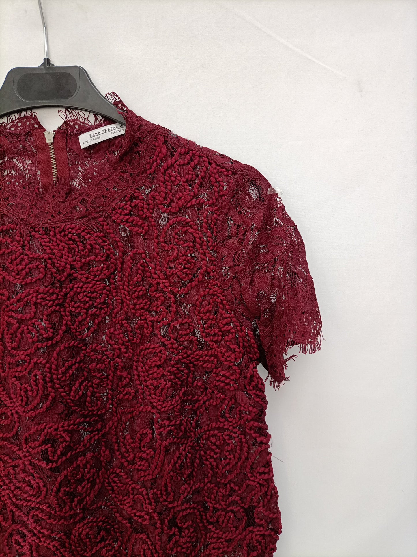 ZARA. Top encaje burdeos T.s