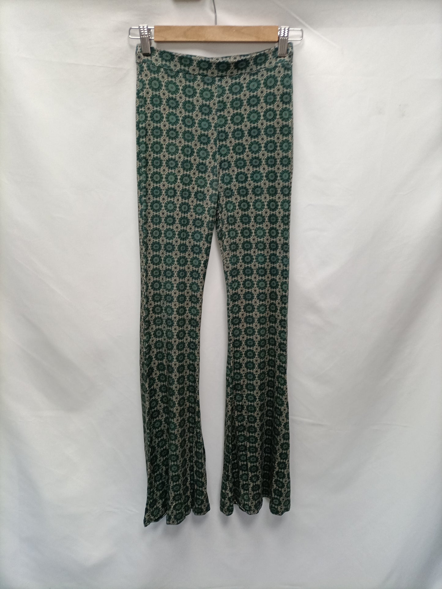 OTRAS. Pantalón de campana verdesT.u (s)