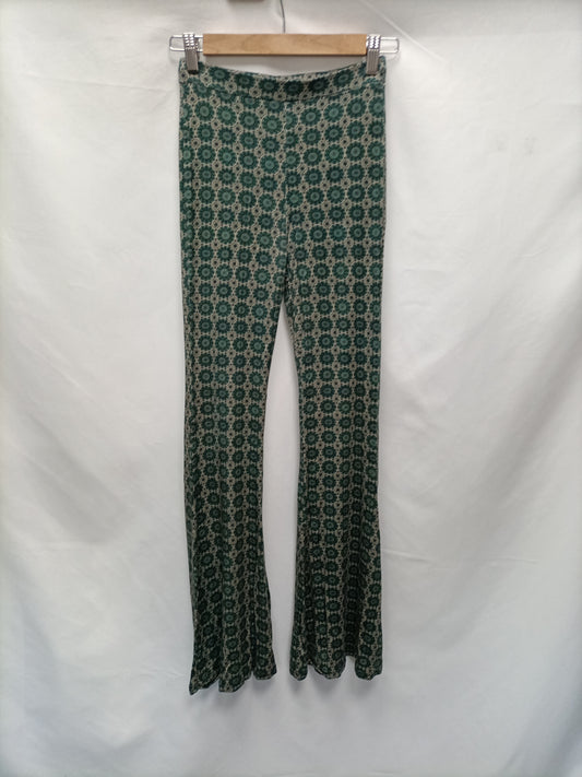 OTRAS. Pantalón de campana verdesT.u (s)