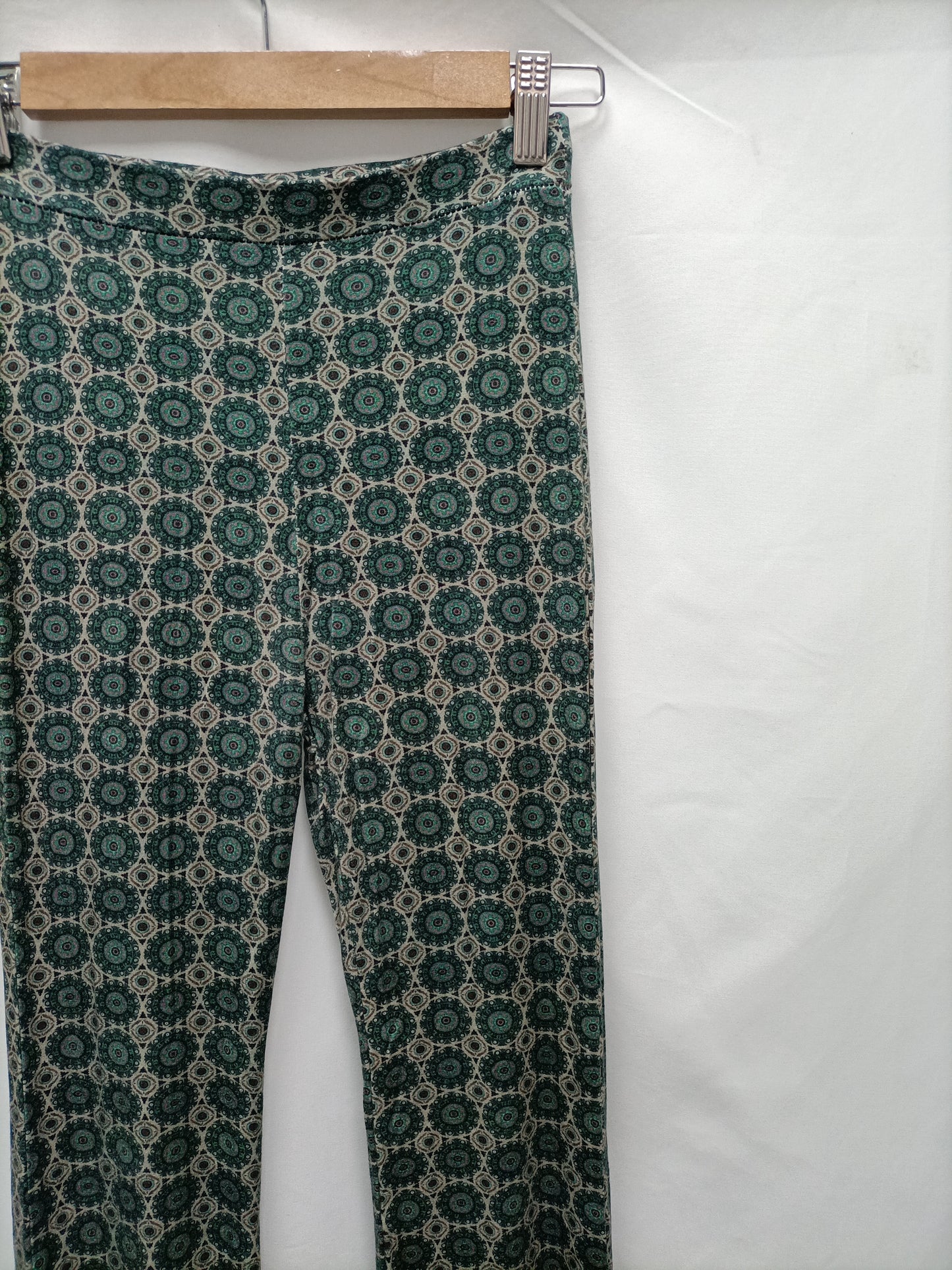 OTRAS. Pantalón de campana verdesT.u (s)