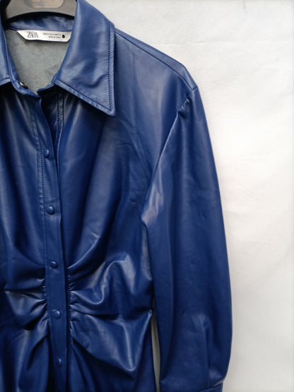 ZARA. Vestido efecto piel azul T.s