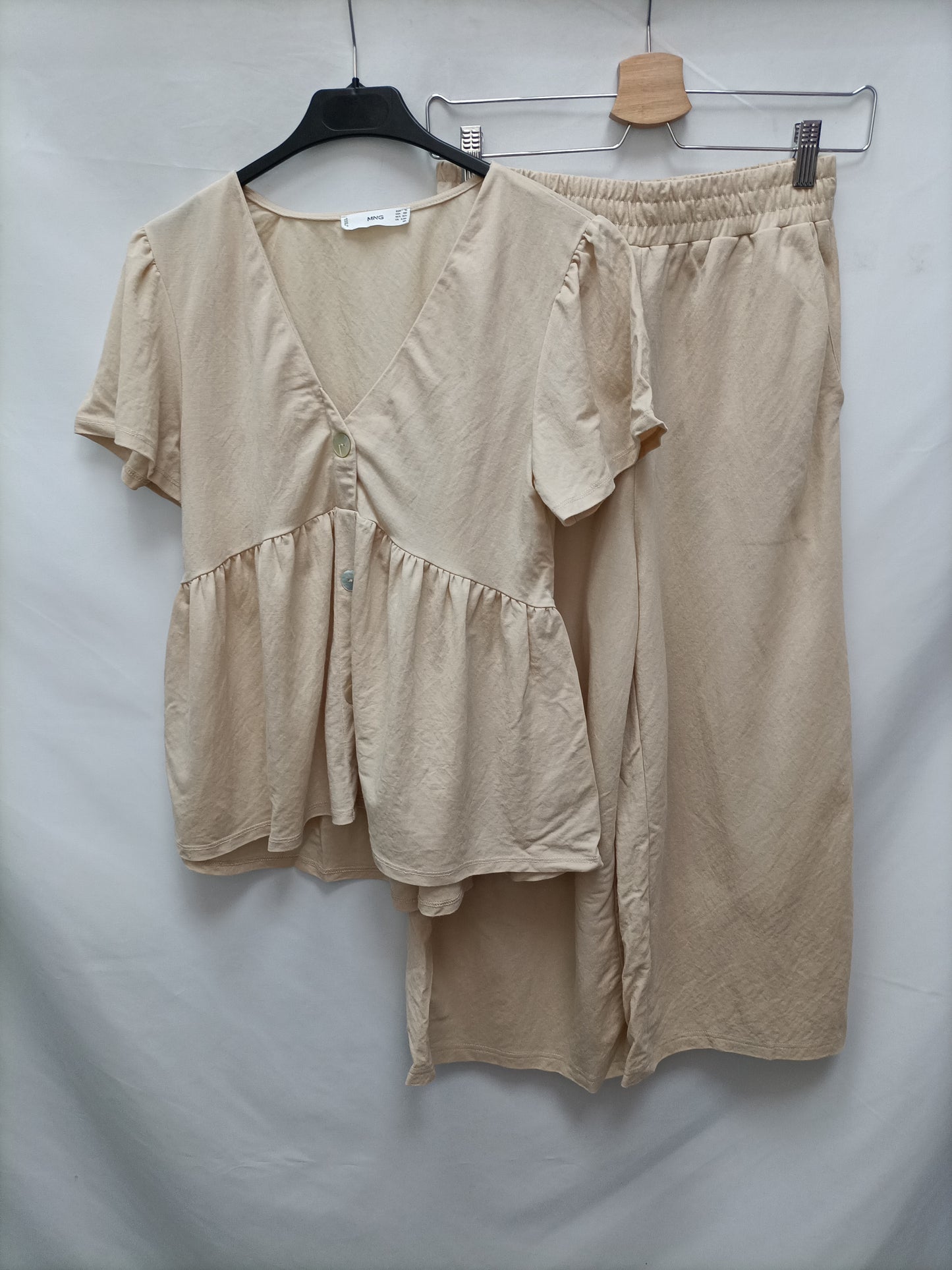 MANGO. Beige buttoned blouse T.xs