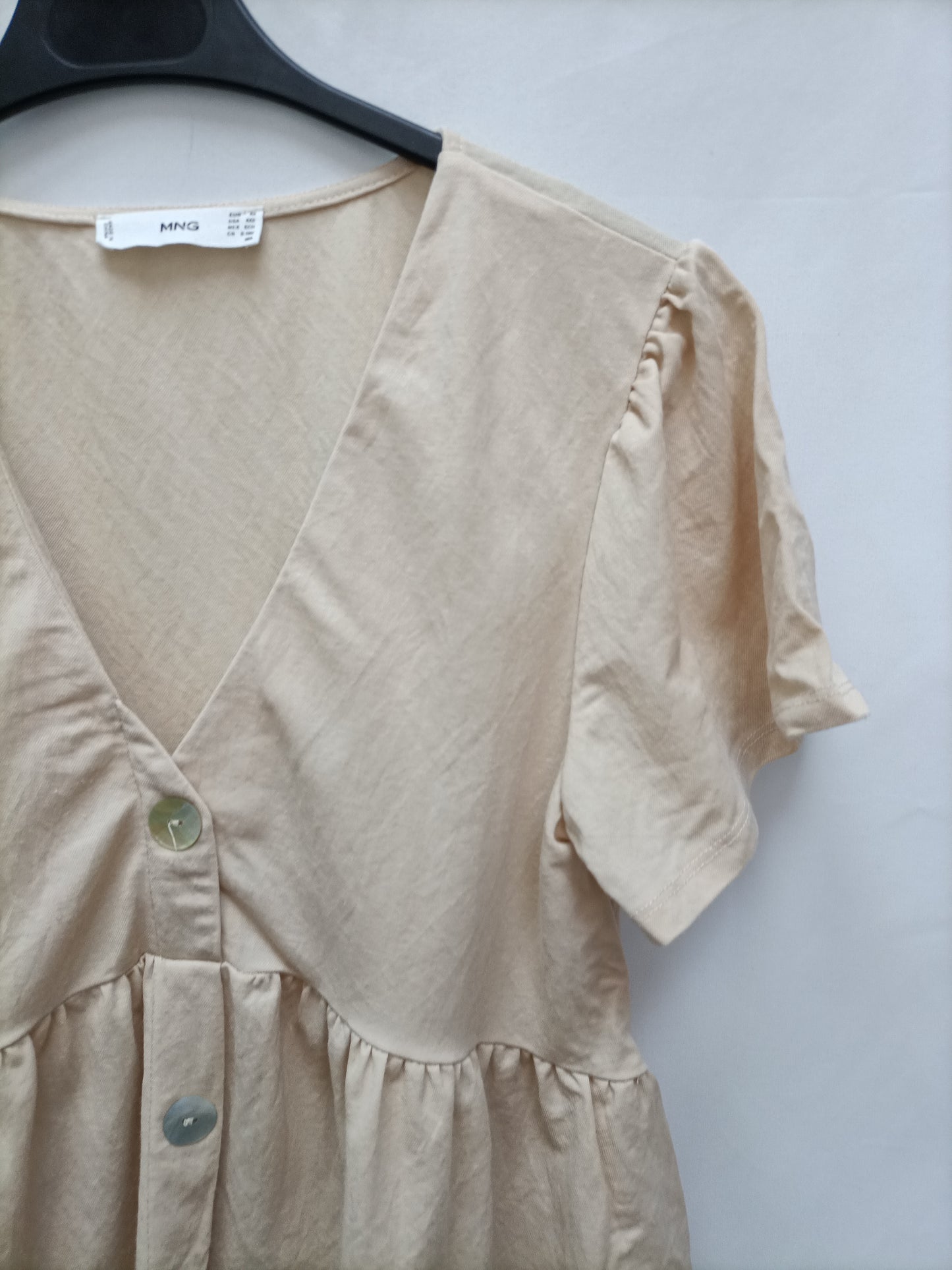 MANGO. Beige buttoned blouse T.xs