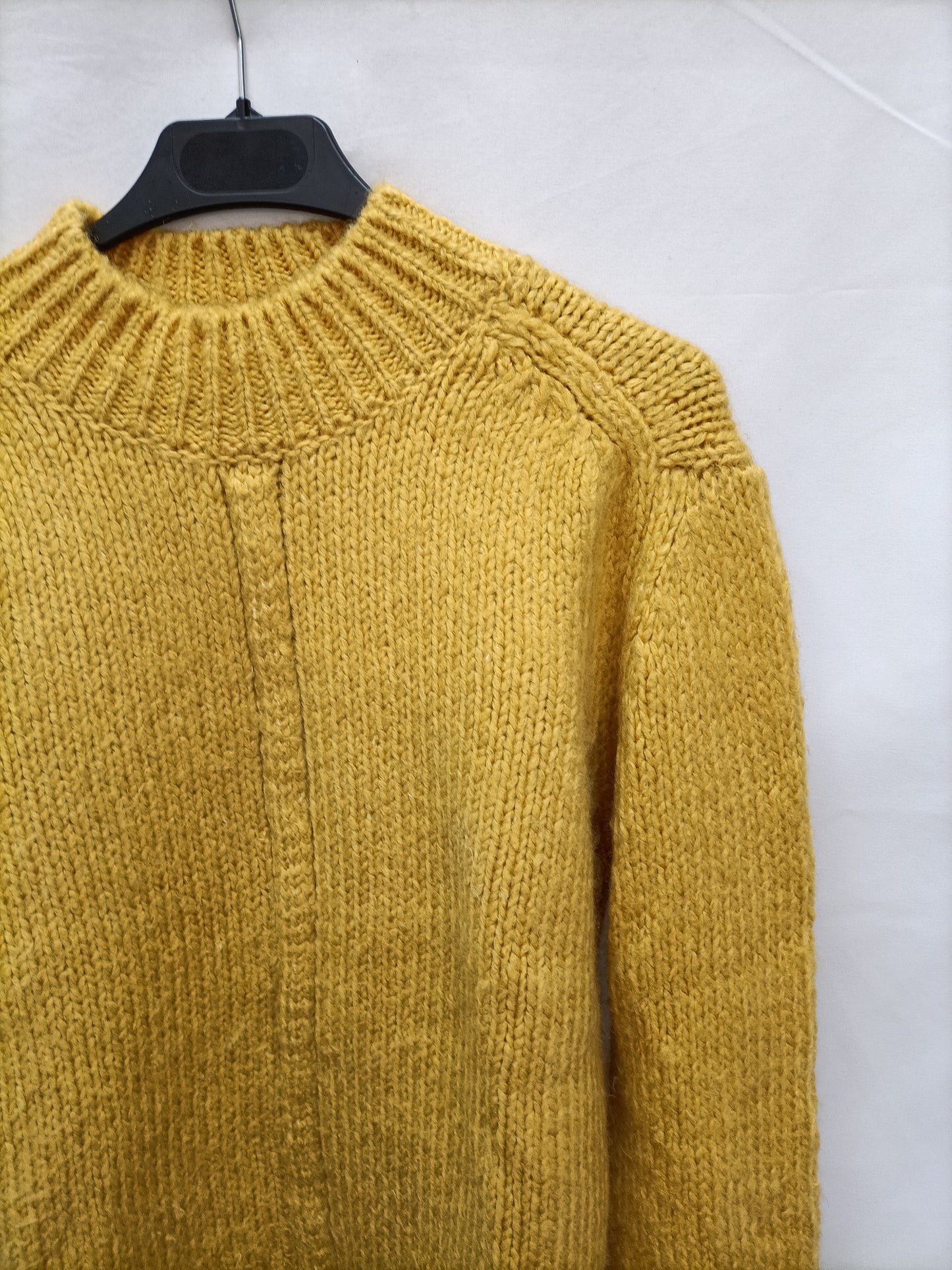 MANGO. Jersey gordito amarillo T.s