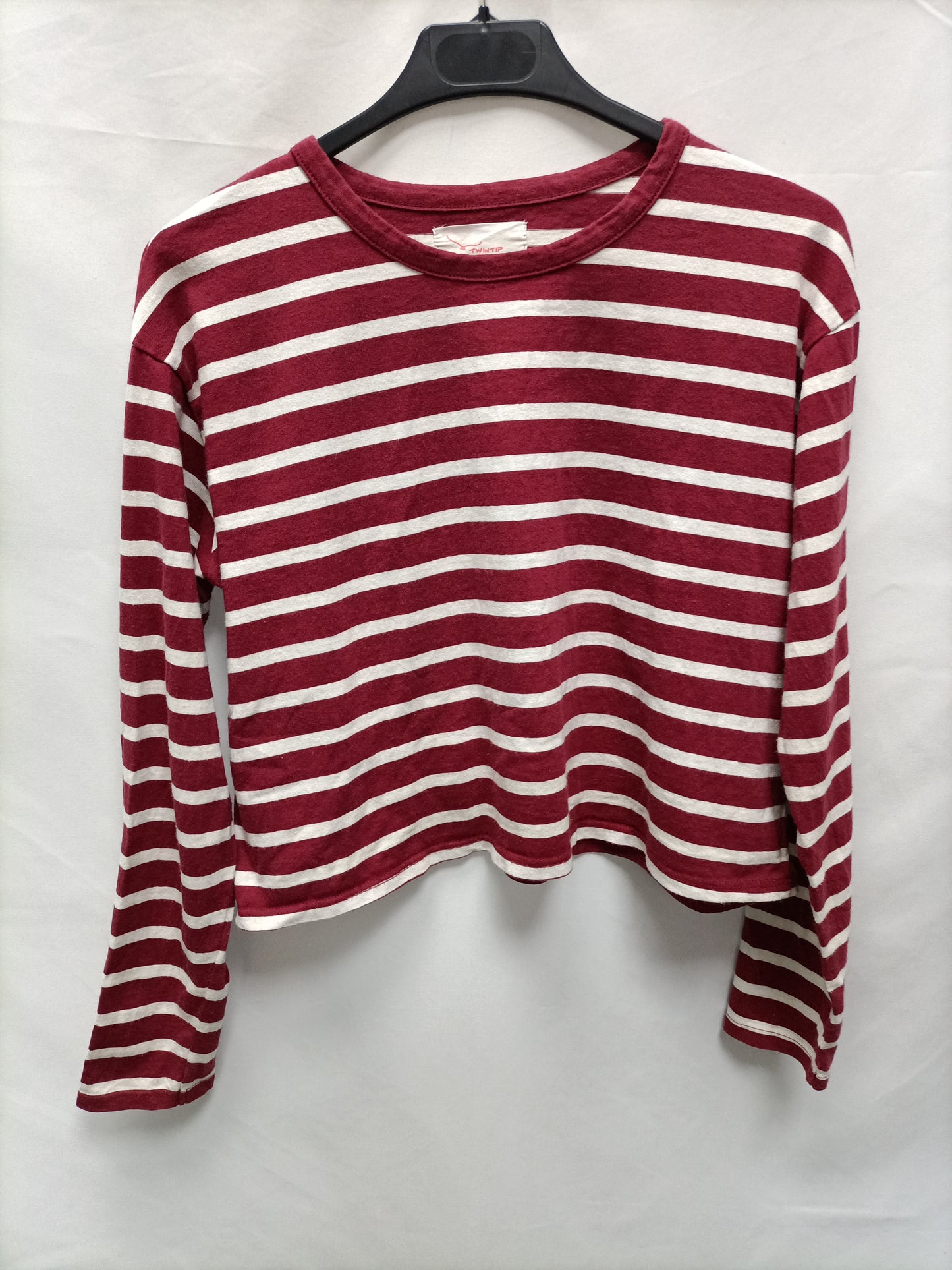 TWINTIP. Burgundy and white striped Ts top