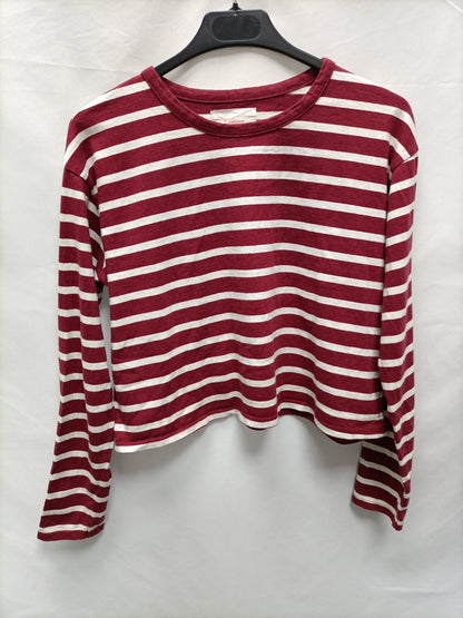 TWINTIP. Burgundy and white striped Ts top