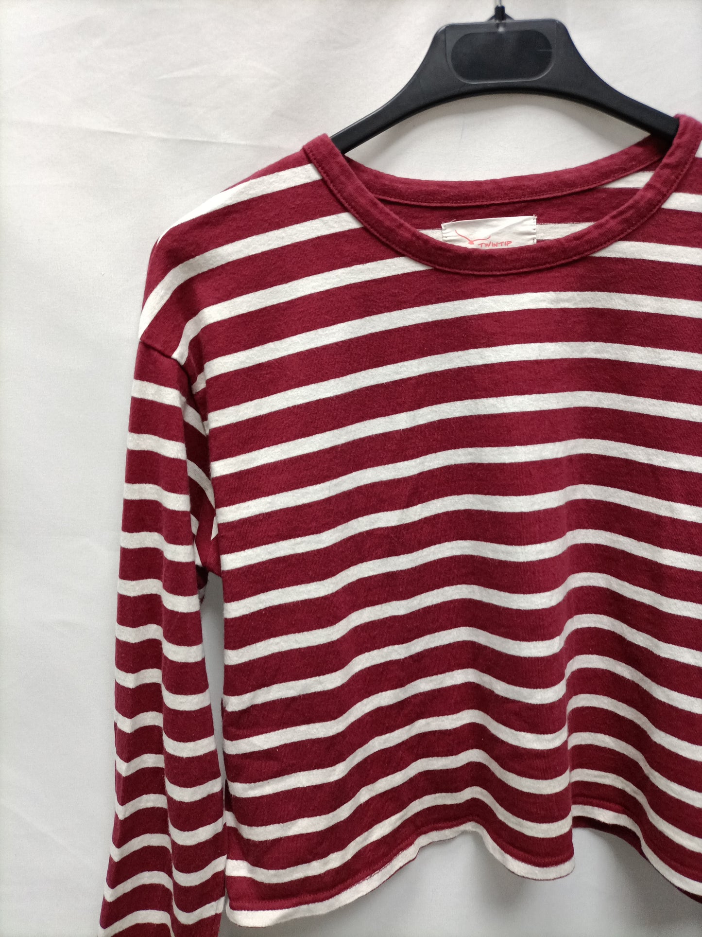 TWINTIP. Burgundy and white striped Ts top