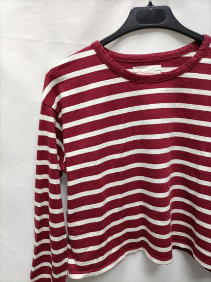 TWINTIP. Burgundy and white striped Ts top