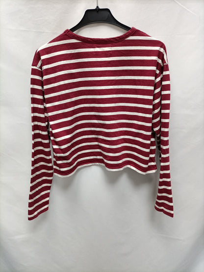 TWINTIP. Burgundy and white striped Ts top
