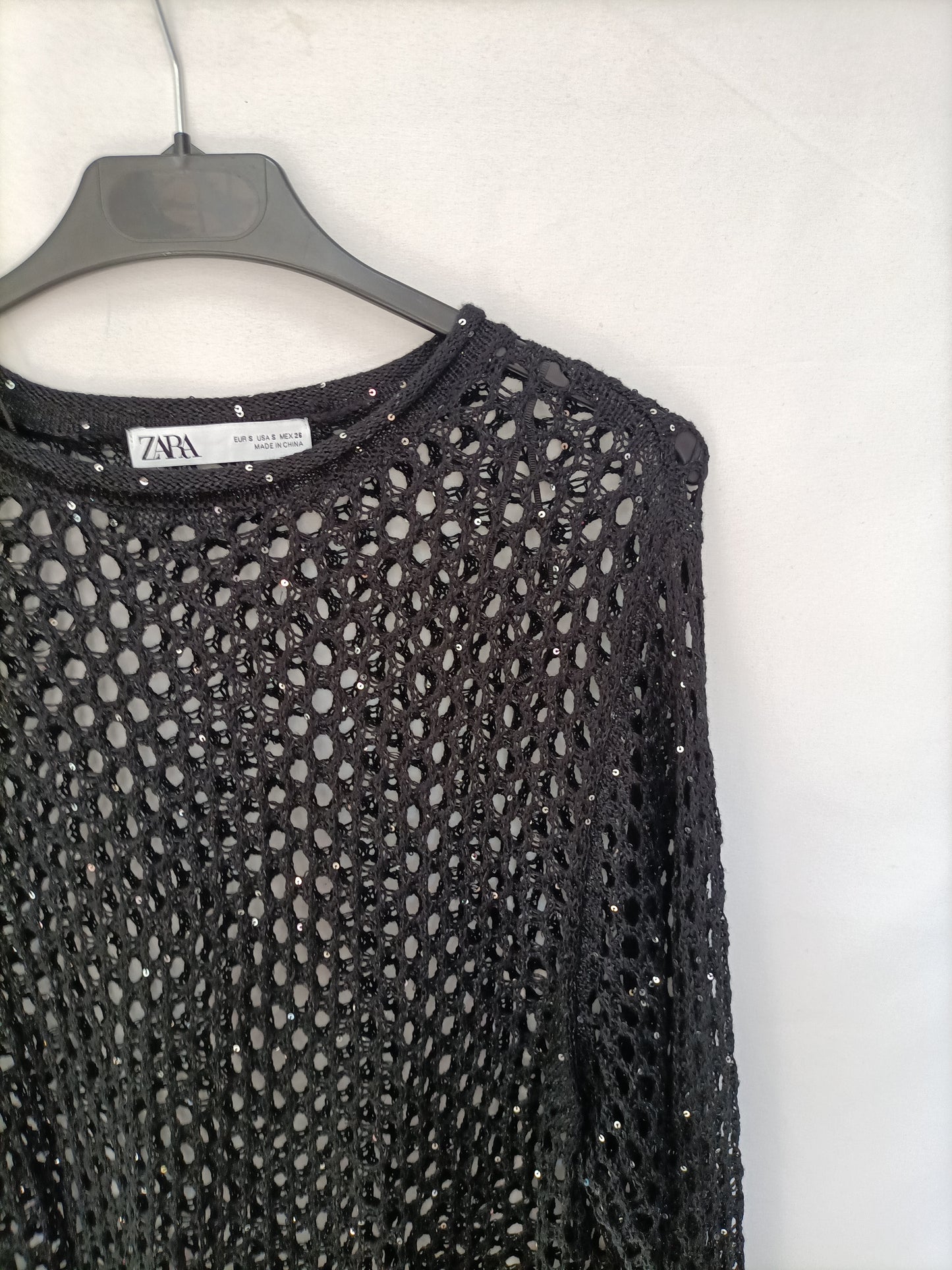 ZARA. Black die-cut Ts sweater