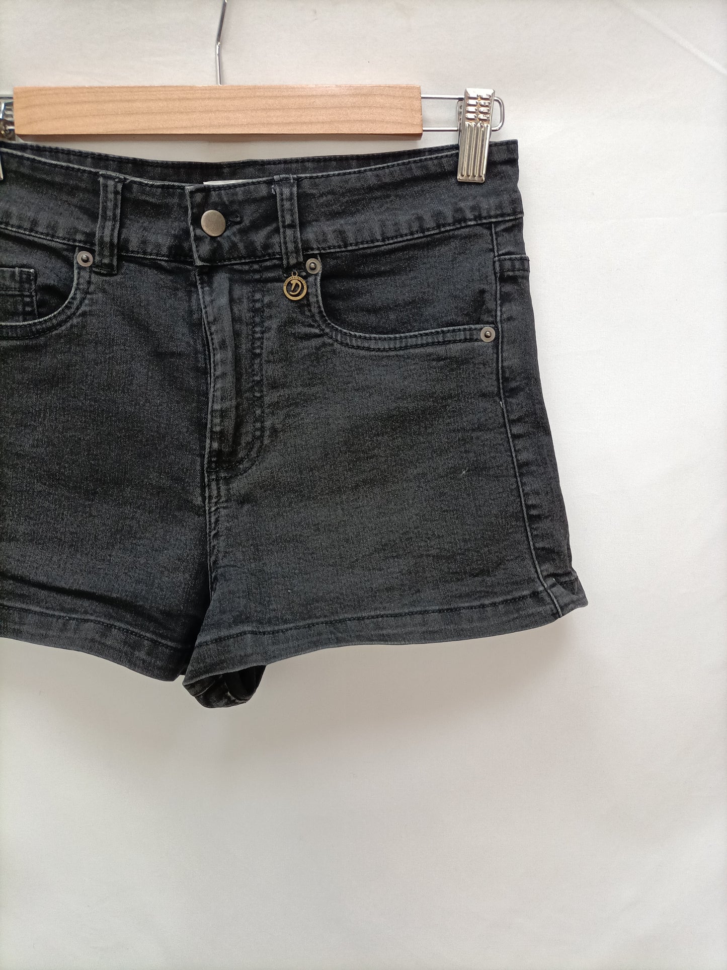 DOUTZEN'S STORIES. Shorts negro ajustado T.s