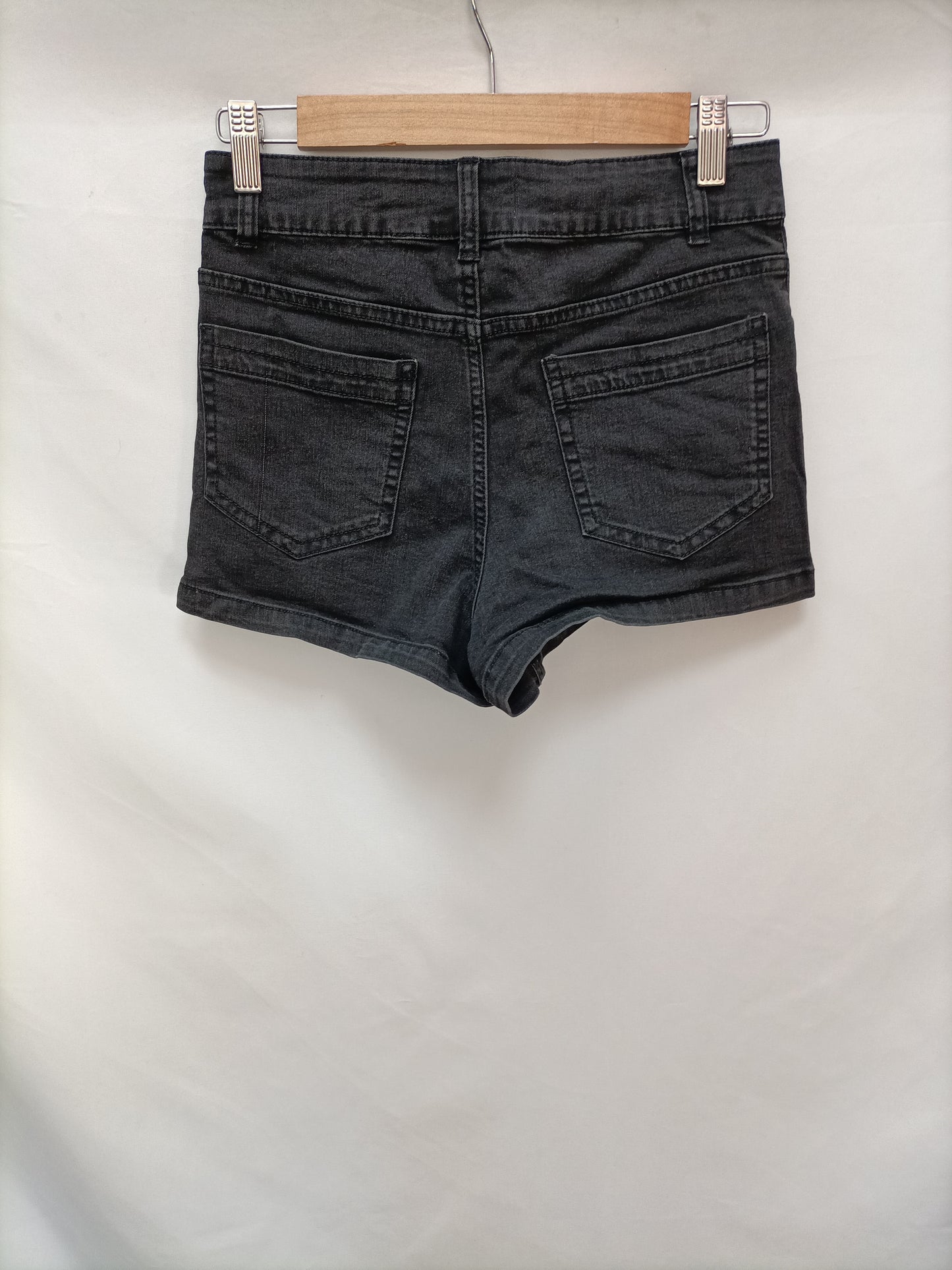 DOUTZEN'S STORIES. Shorts negro ajustado T.s