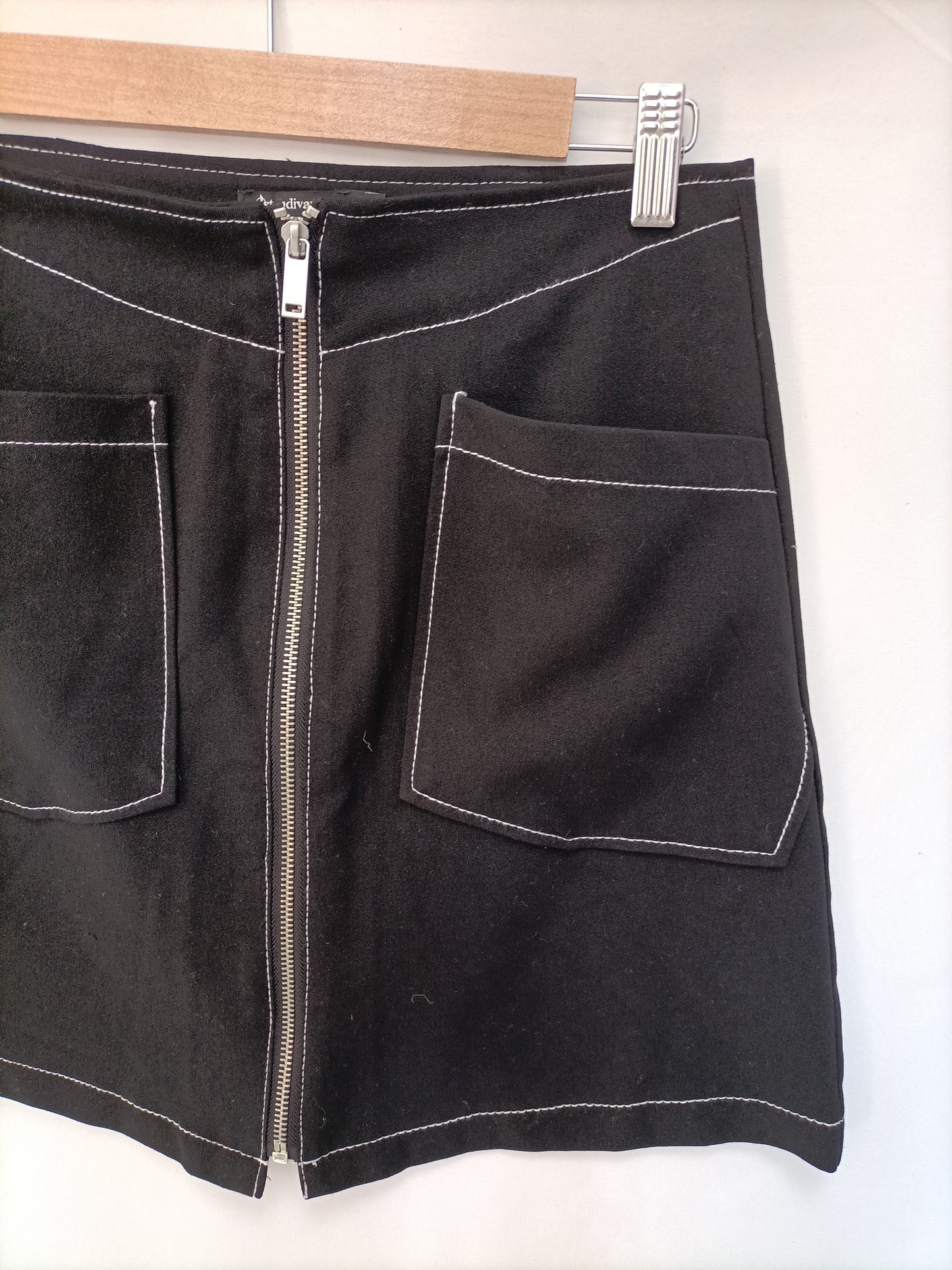 STRADIVARIUS. Black skirt with seams, size 36