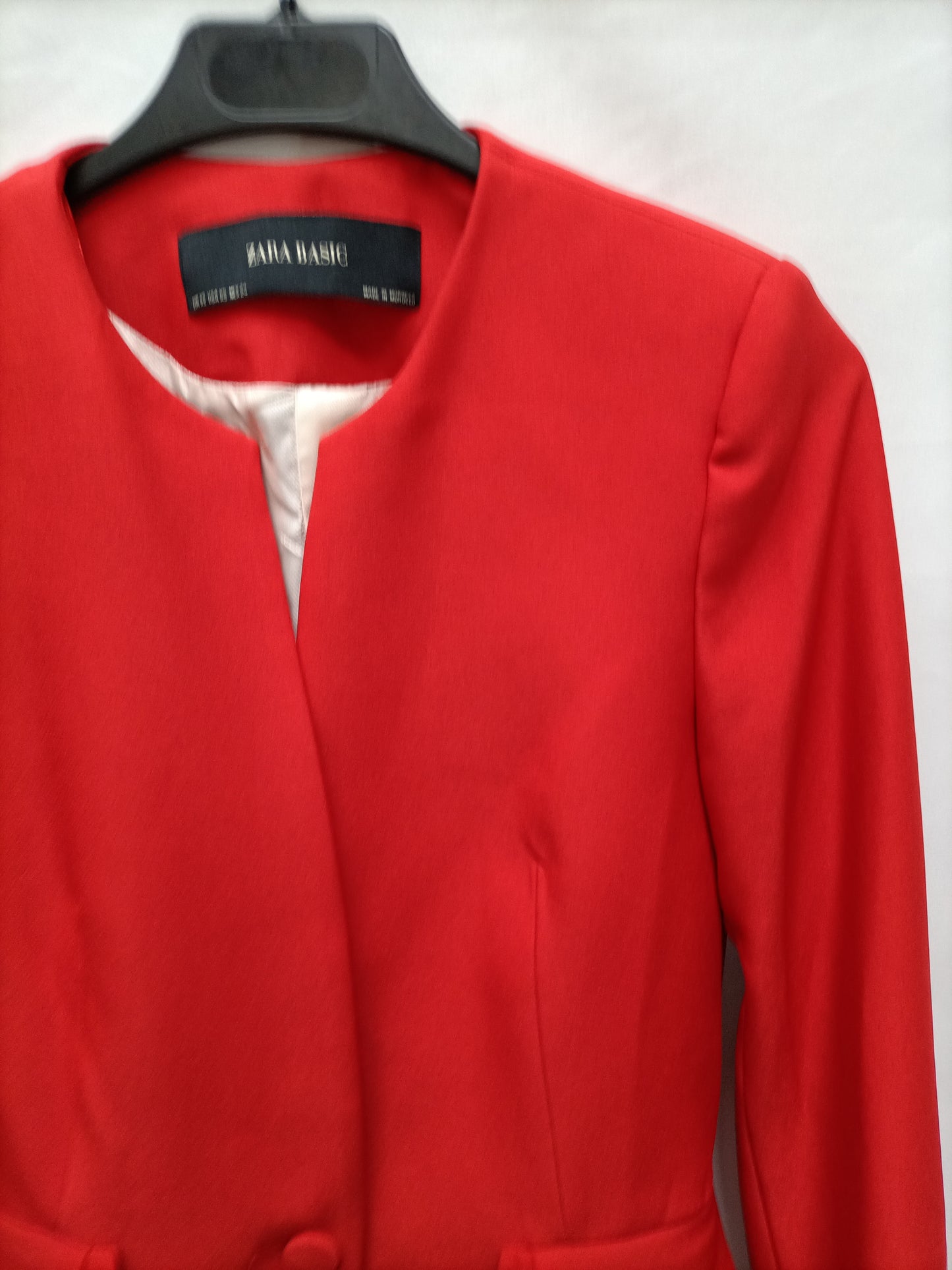 ZARA. Blazer roja volante T.xs
