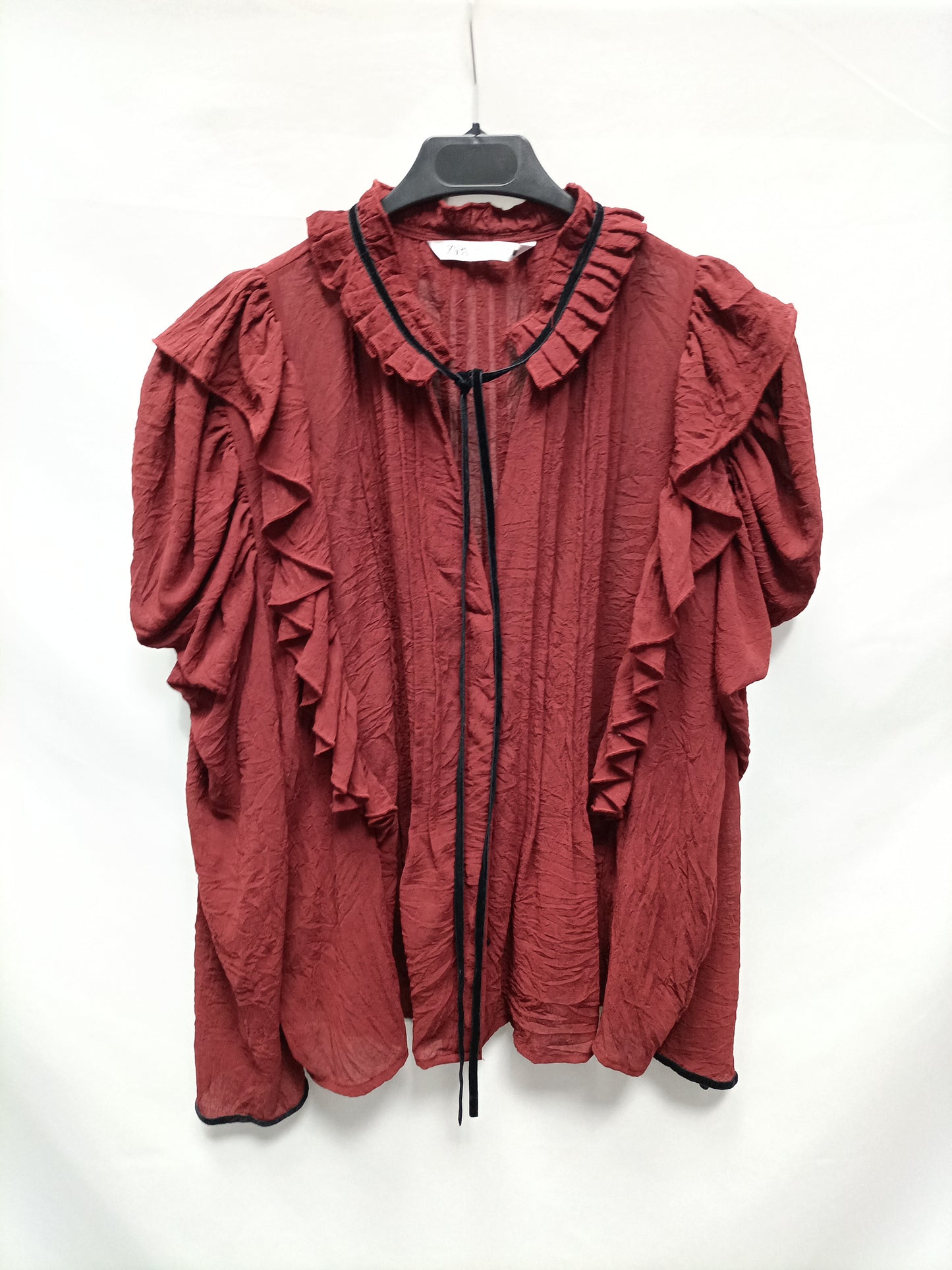 ZARA. Blusa burdeos volantes T.l