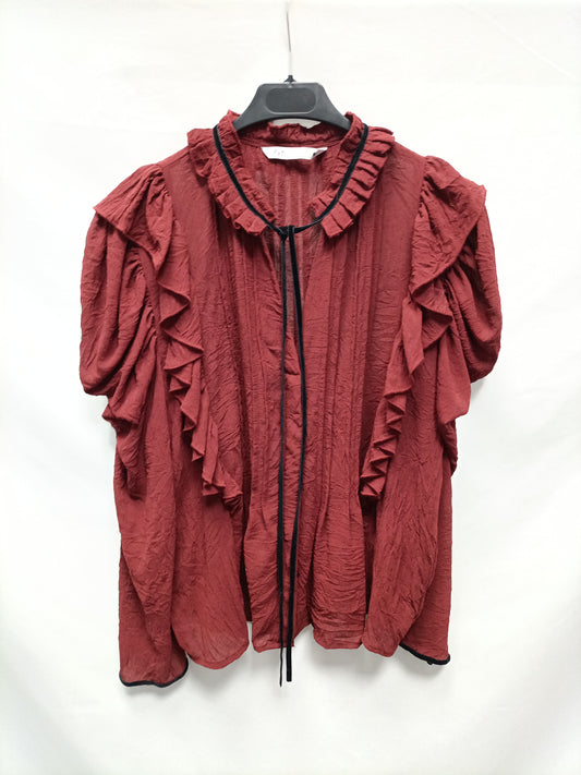 ZARA. Blusa burdeos volantes T.l