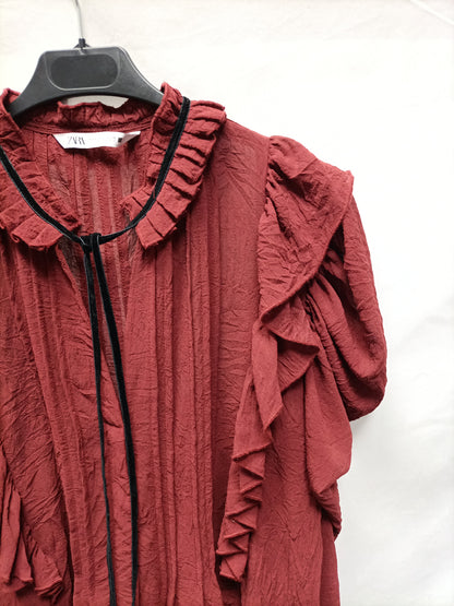 ZARA. Blusa burdeos volantes T.l