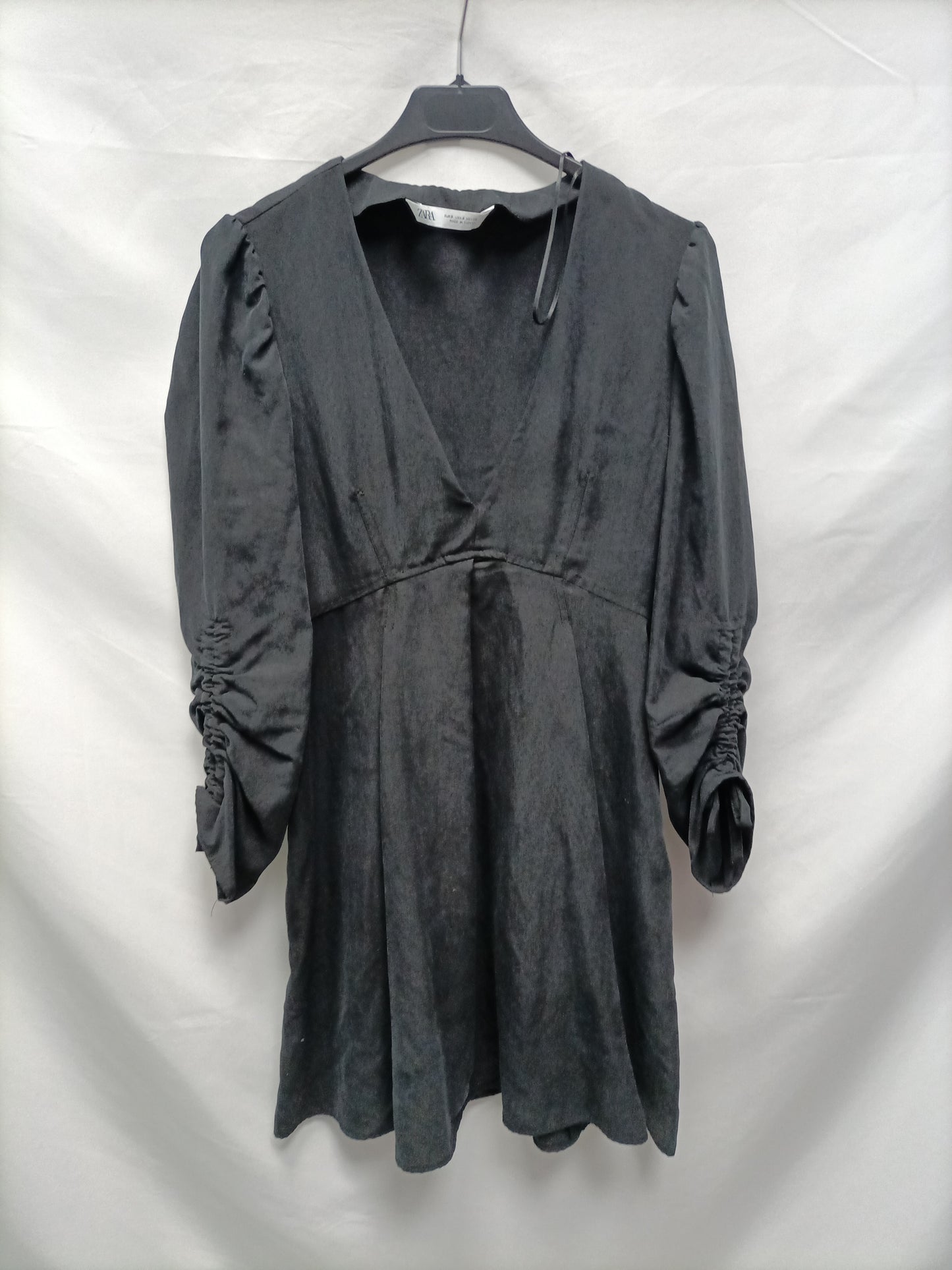 ZARA. Vestido corto negro T.s