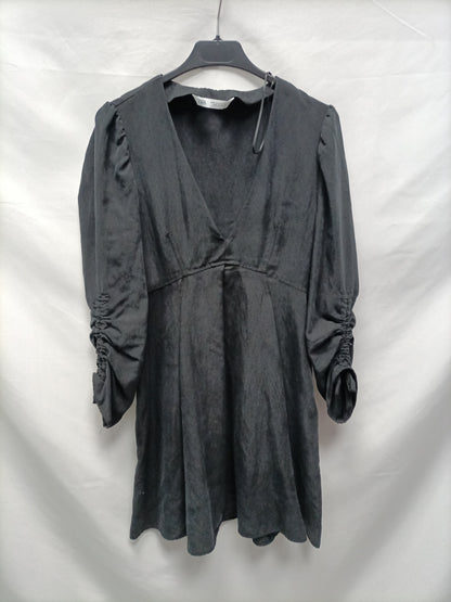 ZARA. Vestido corto negro T.s
