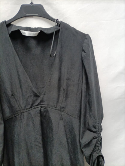 ZARA. Vestido corto negro T.s
