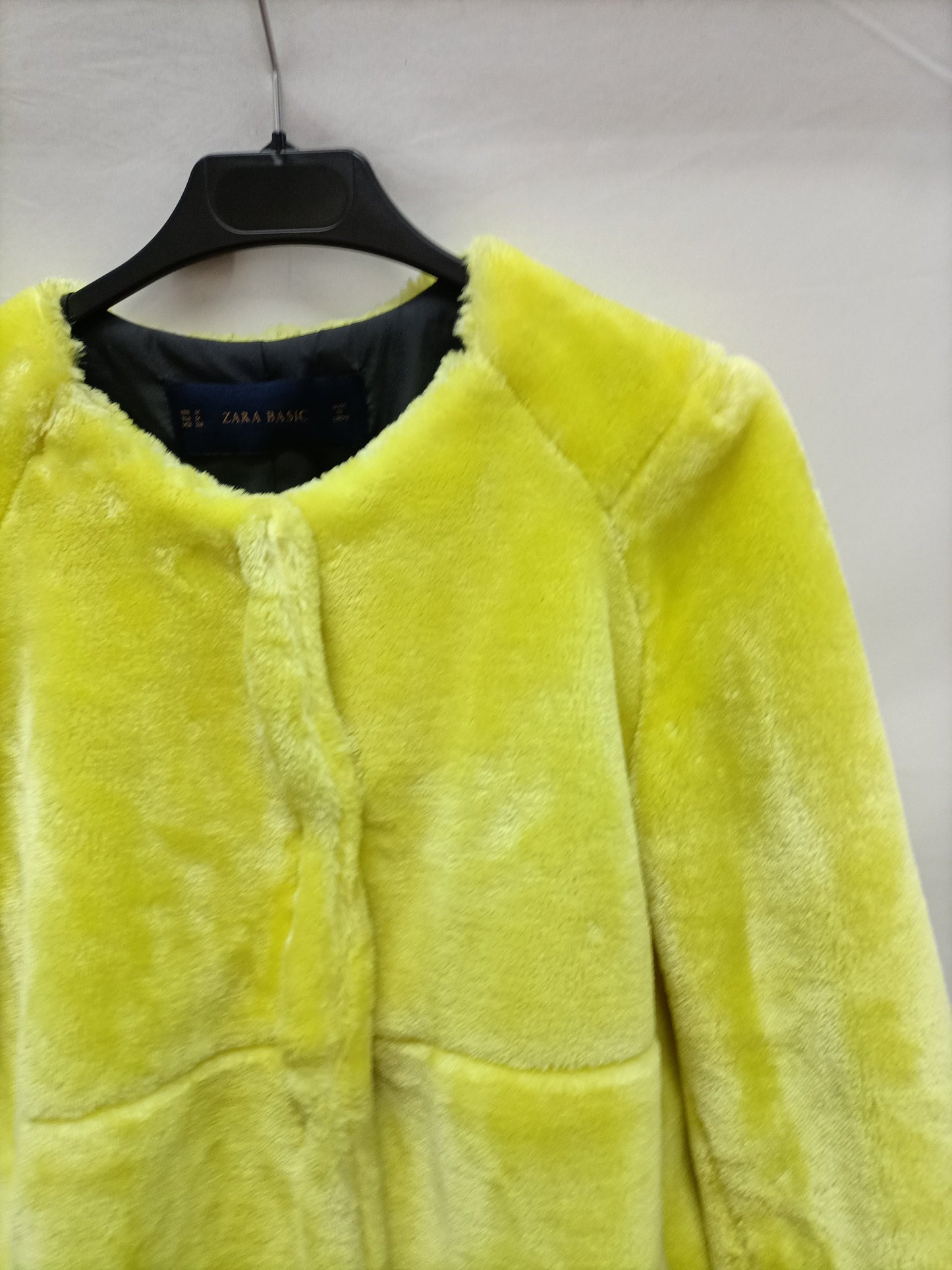 ZARA. Abrigo pelo amarillo  T.m