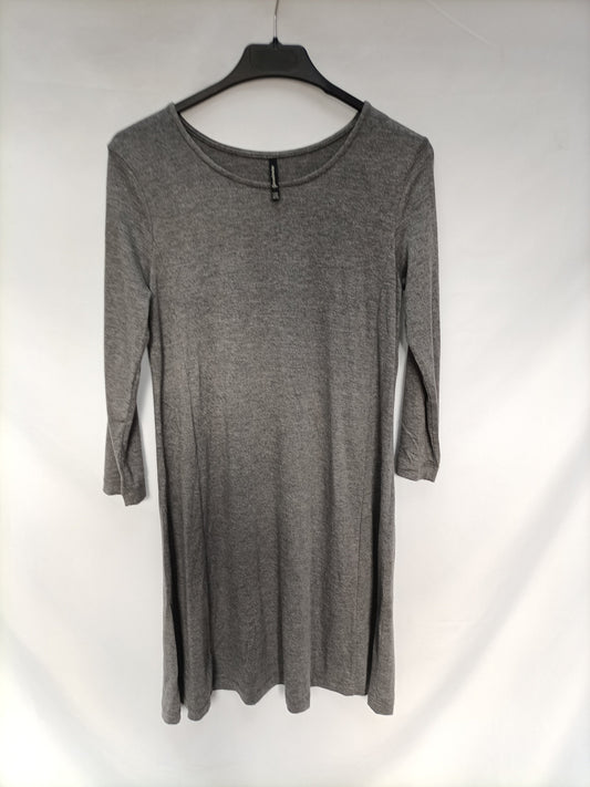 STRADIVARIUS. Vestido corto gris T.m