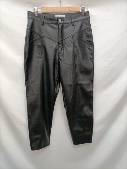 ZARA. Pantalón efecto piel T.38