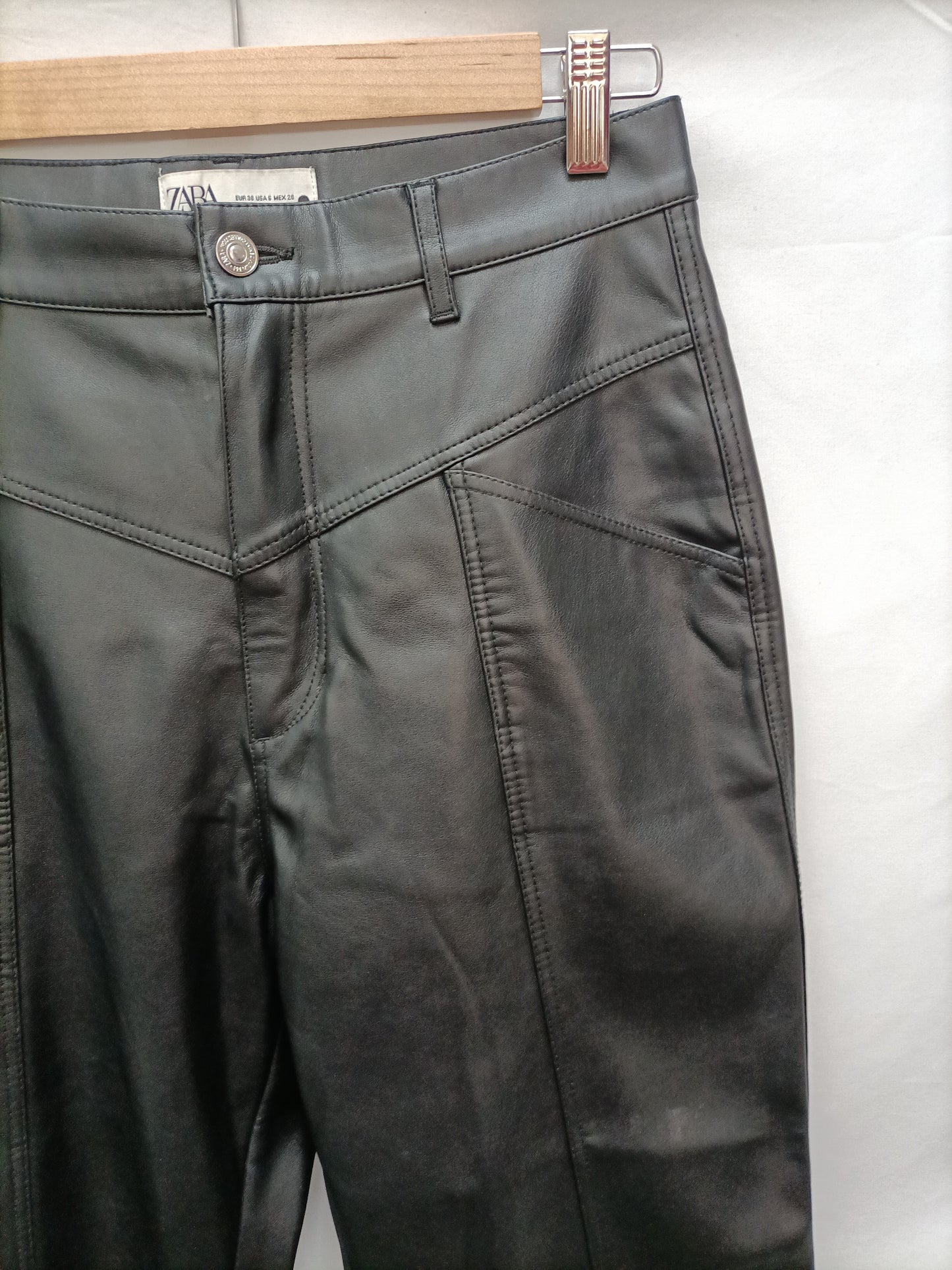 ZARA. Pantalón efecto piel T.38