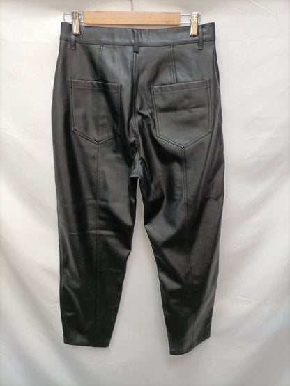 ZARA. Pantalón efecto piel T.38