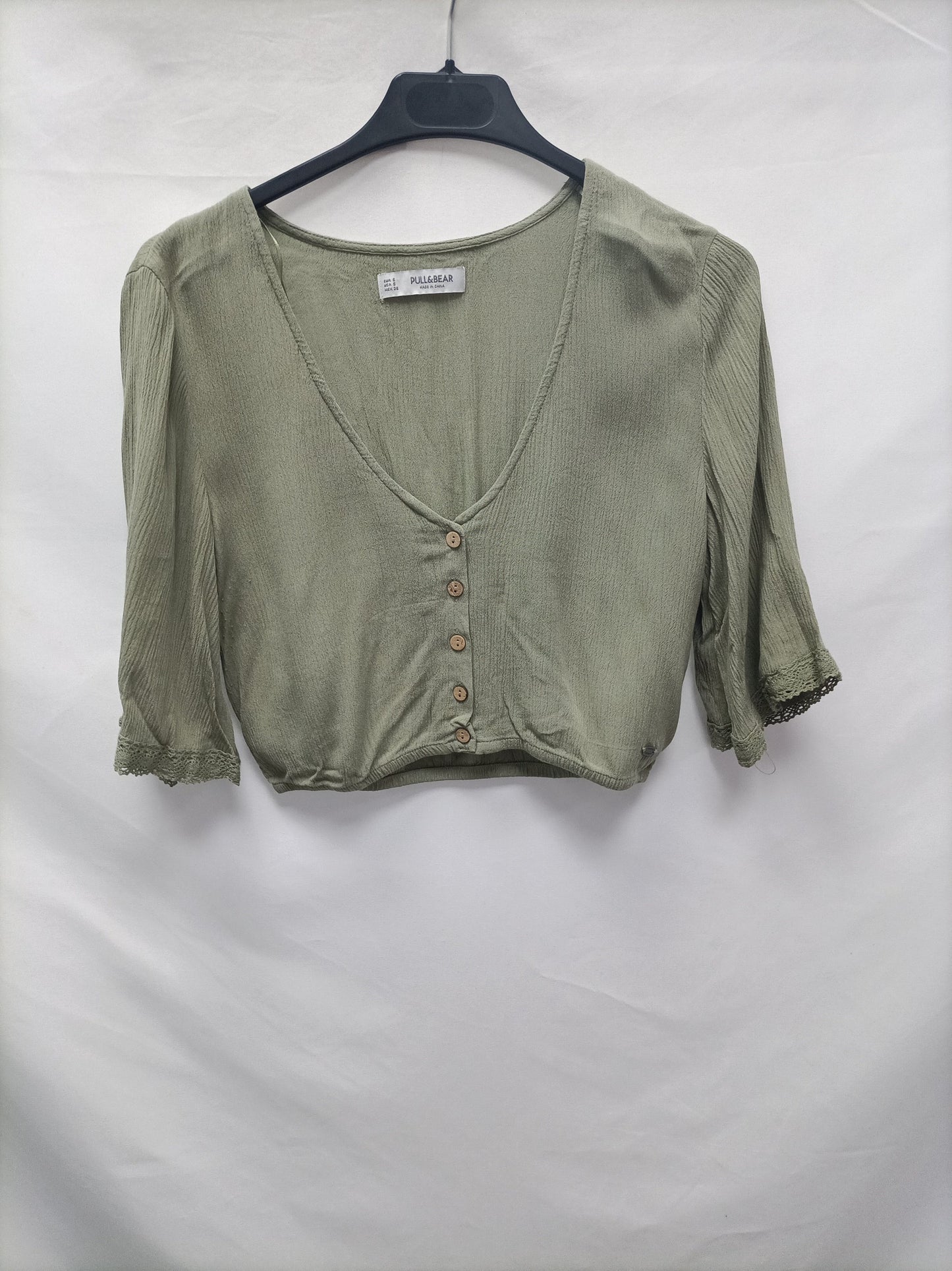 PULL &amp; BEAR. Green Ts button top