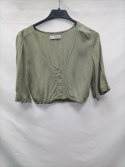 PULL &amp; BEAR. Green Ts button top