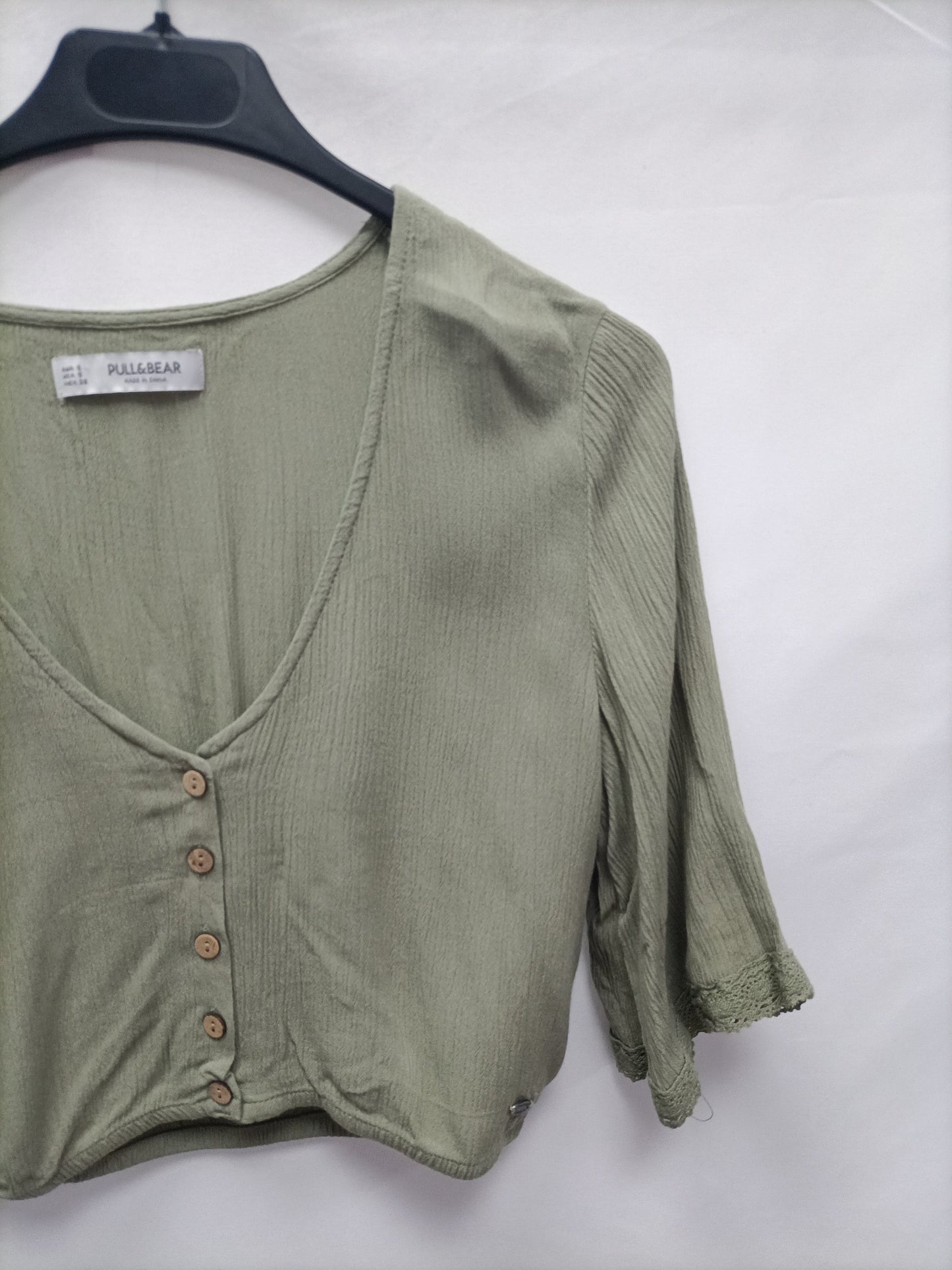PULL &amp; BEAR. Green Ts button top